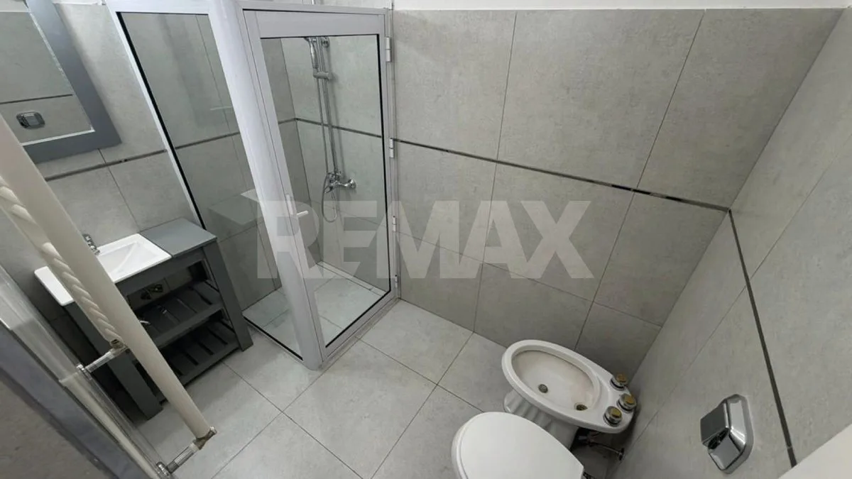Se vende Dpto. refaccionado c/cochera + galpón foto 3