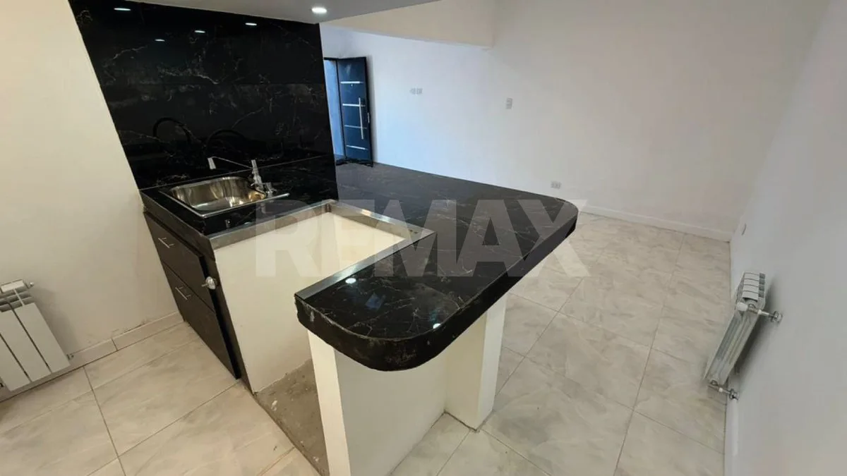 Se vende Dpto. refaccionado c/cochera + galpón foto 4