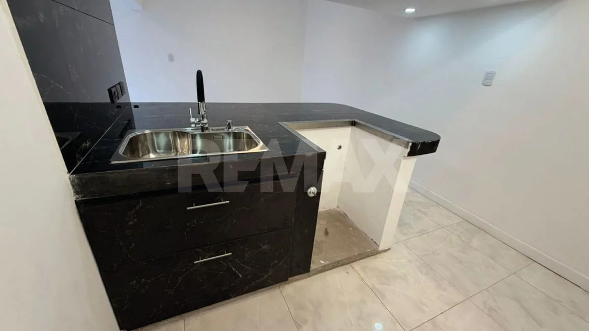 Se vende Dpto. refaccionado c/cochera + galpón foto 5
