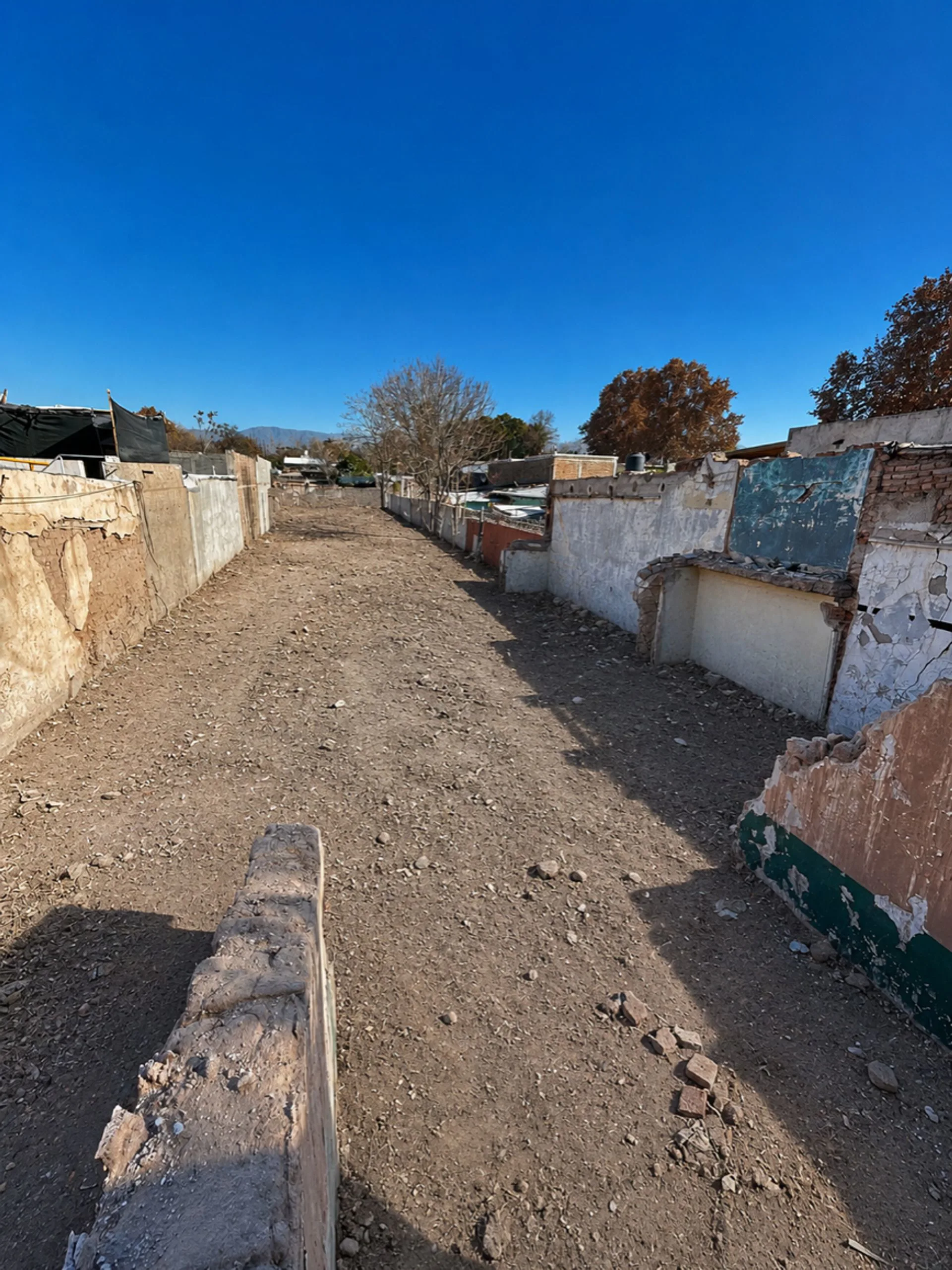 lote sobre calle principal 890m2 foto 2
