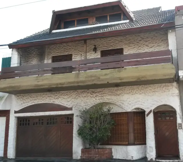 Excelente casa en lote propio