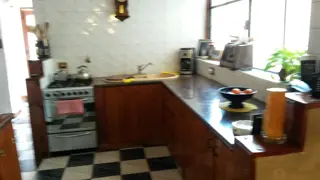 Excelente casa en lote propio foto 4