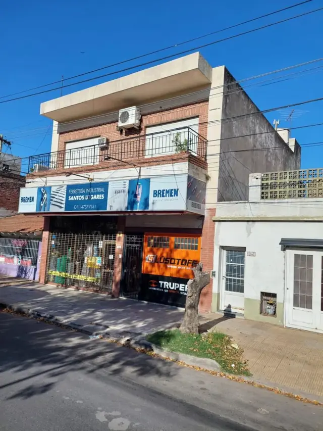 Excelente P.H., con entrada independiente de 3 ambientes amplios, en una muy buena ubicación, 1º piso frente, con balcón enterizo, patio con media ter
