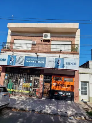 Excelente P.H., con entrada independiente de 3 ambientes amplios, en una muy buena ubicación, 1º piso frente, con balcón enterizo, patio con media ter foto 2