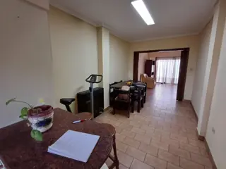 Excelente P.H., con entrada independiente de 3 ambientes amplios, en una muy buena ubicación, 1º piso frente, con balcón enterizo, patio con media ter foto 3