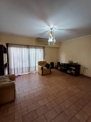 Excelente P.H., con entrada independiente de 3 ambientes amplios, en una muy buena ubicación, 1º piso frente, con balcón enterizo, patio con media ter foto 4