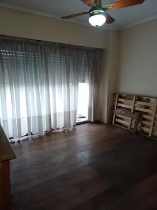 Excelente P.H., con entrada independiente de 3 ambientes amplios, en una muy buena ubicación, 1º piso frente, con balcón enterizo, patio con media ter foto 5