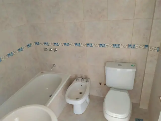 OPORTUNIDAD Excelente duplex 3 amb + cochera doble + patio