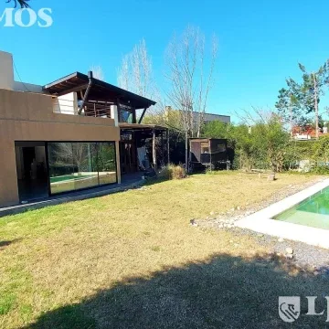 CASA EN VENTA EN LOTE INTERNO CON VISTA A LAGUNA. SANTA CATALINA VILLANUVA. foto 2