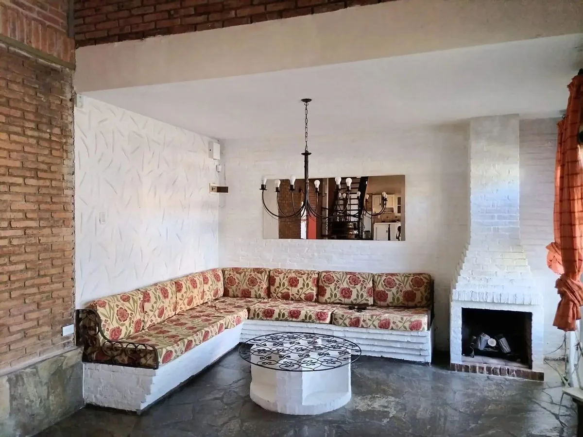VENTA CASA 5 AMB PILETA COCHERA JARDIN BERAZATEGUI foto 2