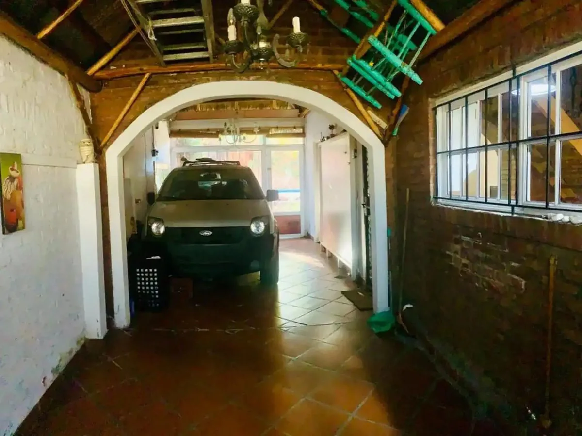 VENTA CASA 5 AMB PILETA COCHERA JARDIN BERAZATEGUI foto 5
