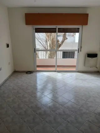 DUPLEX DE 3 AMBIENTES EN PRIMER PISO EN LA MEJOR ZONA RESIDENCIAL DE FLORESTA foto 2