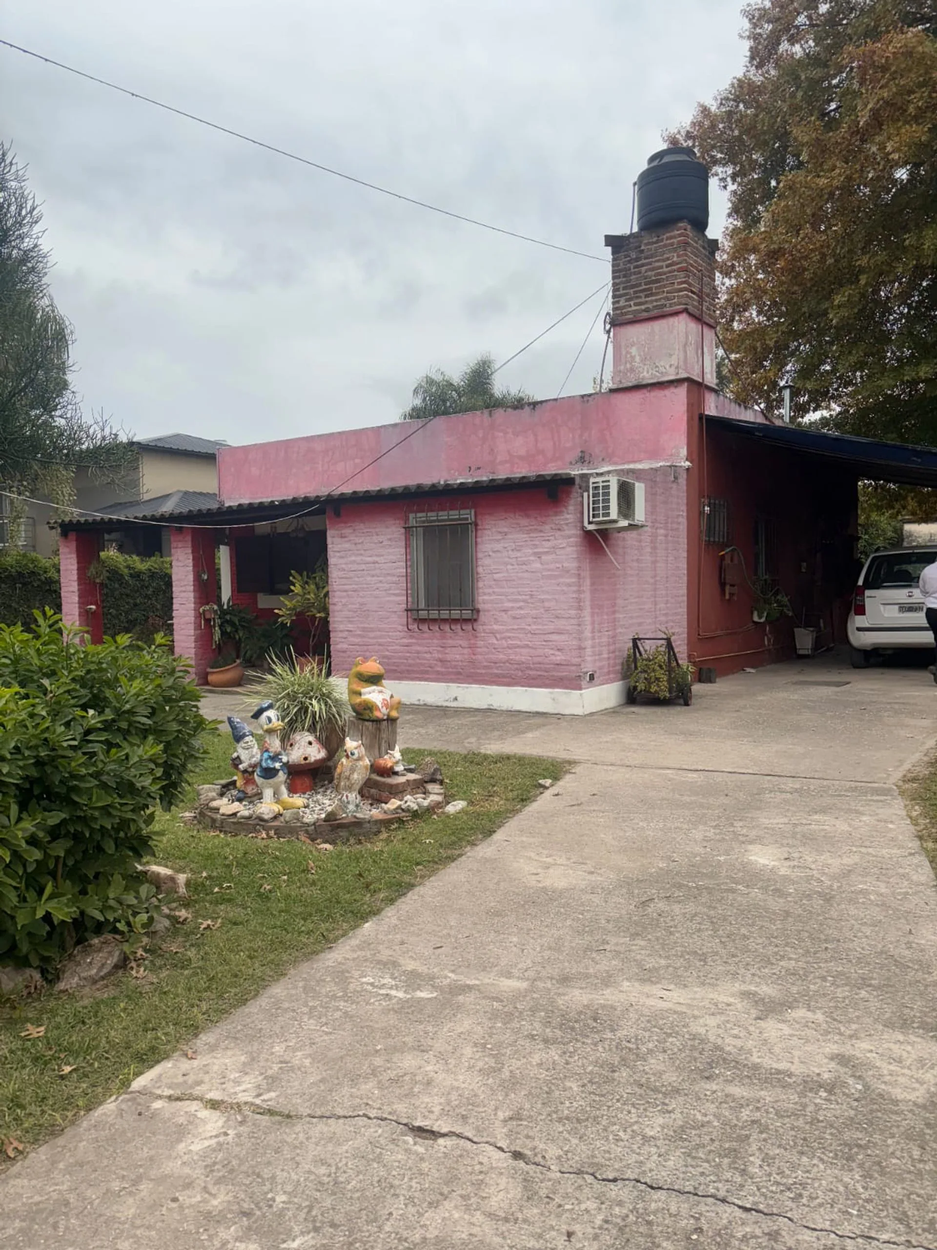 CASA DE EN VENTA CON GRAN TERRENO BARRIO Gral. PAZ foto 2