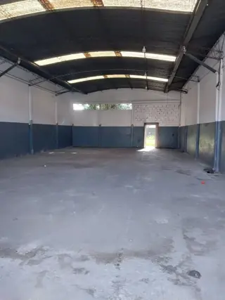 Excelente galpón con patio foto 2
