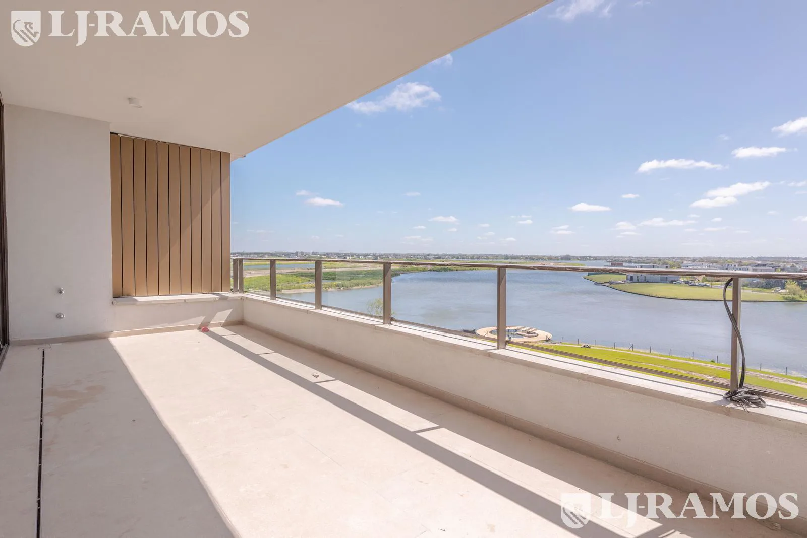 Departamento en venta de 4 ambientes con vista a la Laguna central foto 3