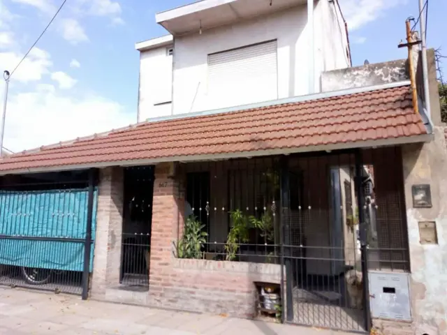 3 CASAS A 6 CUADRAS DE ESTACIÓN J. C. PAZ