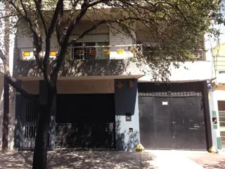 CASA DE PLANTA ALTA Y GALPON CON LOCAL A LA CALLE foto 1
