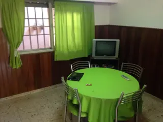 CASA DE PLANTA ALTA Y GALPON CON LOCAL A LA CALLE foto 4