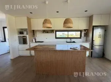 Casa de 3 pisos a la venta con piscina Increibles vistas PGA