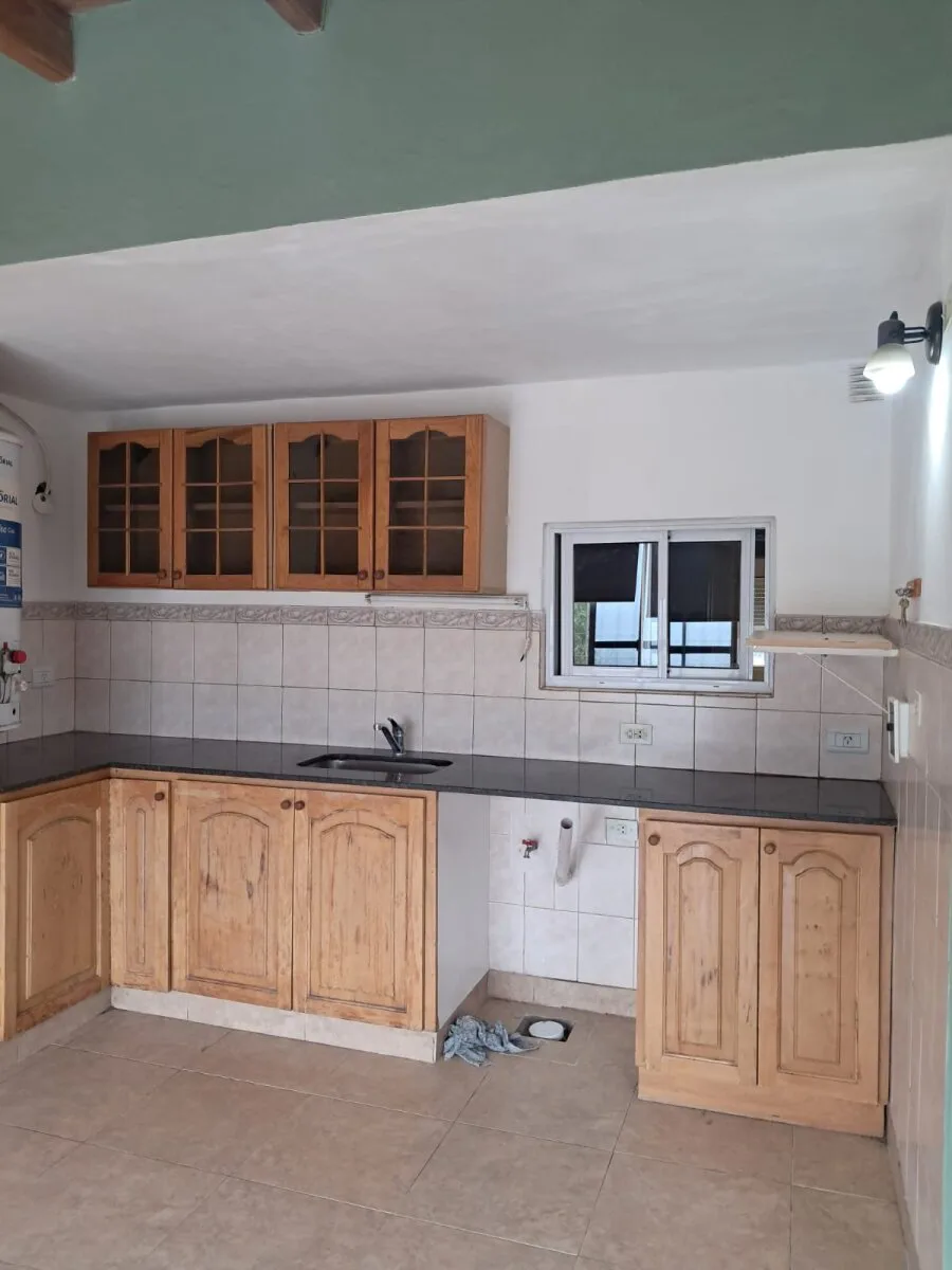 OPORTUNIDAD ÚNICA: AMPLIO DEPARTAMENTO DE 3 DORMITORIOS CON QUINCHO Y PARRILLA PROPIA EN BARRIO ROCA – PUERTO MADRYN foto 2