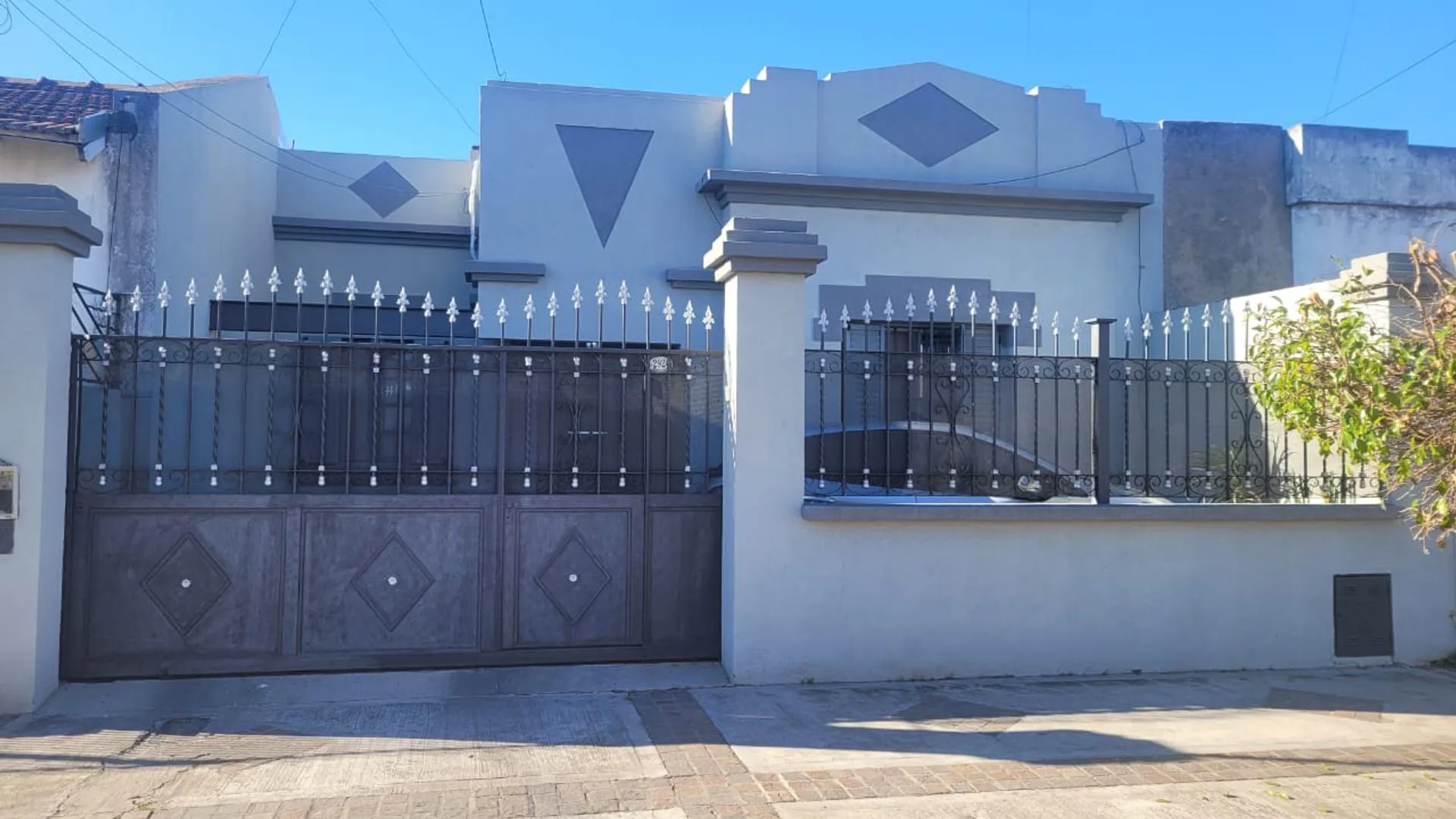VENTA CASA 3 AMBIENTES CON COCHERA LANUS foto 2