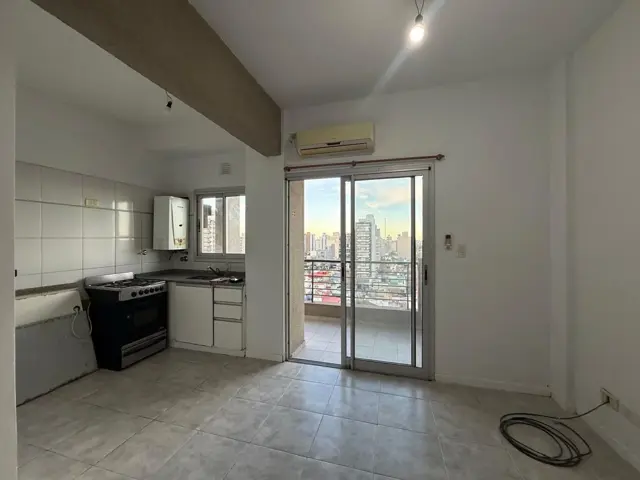 Dpto. 2 amb. en alquiler en Lanús Este. Piso alto, con balcón al frente.