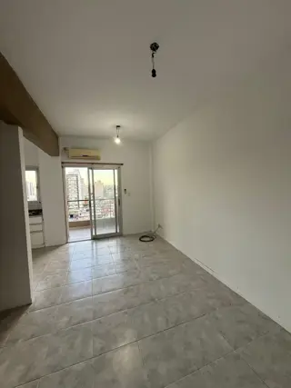 Dpto. 2 amb. en alquiler en Lanús Este. Piso alto, con balcón al frente. foto 2