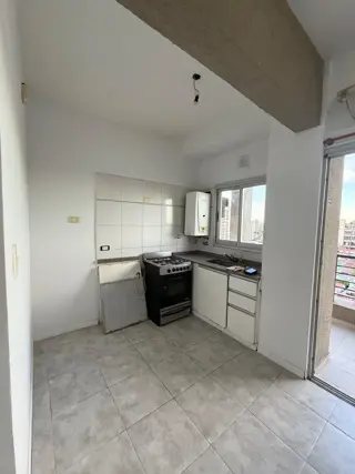 Dpto. 2 amb. en alquiler en Lanús Este. Piso alto, con balcón al frente. foto 3