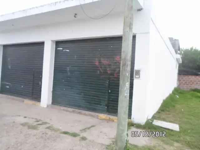 Lote esquina con 2 Locales