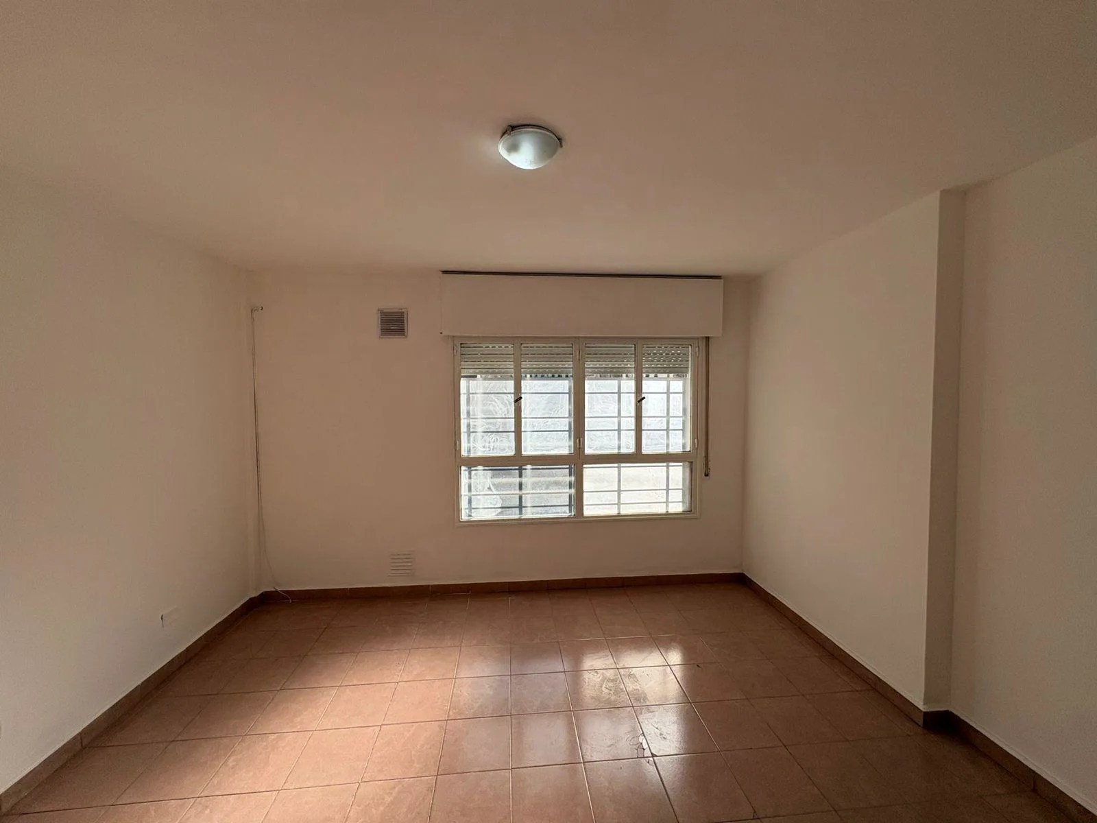 Departamento en Alquiler | 2 Dormitorios | Centro | Planta Baja con Patio | Cocina Separada foto 2