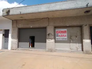 LOCAL COMERCIAL CON PERSIANA METÁLICA Y VIDRIERA. foto 1
