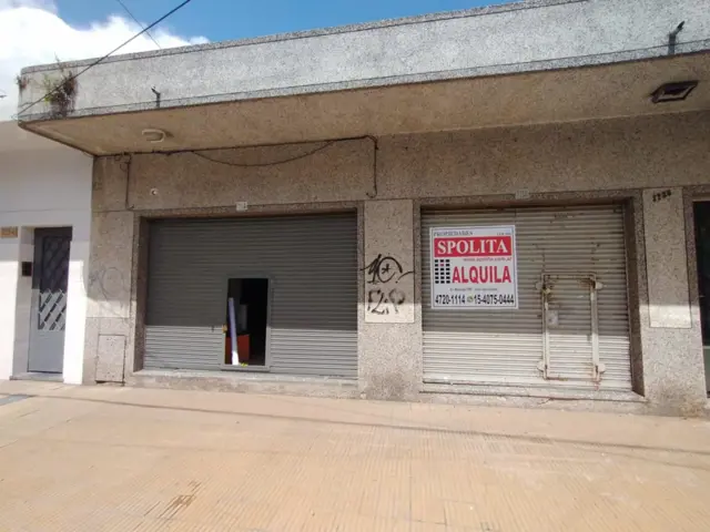 LOCAL COMERCIAL CON PERSIANA METÁLICA Y VIDRIERA.