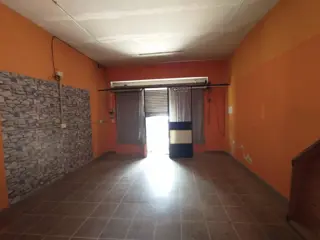 LOCAL COMERCIAL CON PERSIANA METÁLICA Y VIDRIERA. foto 3