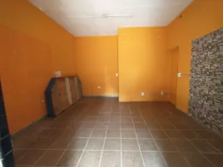 LOCAL COMERCIAL CON PERSIANA METÁLICA Y VIDRIERA. foto 4