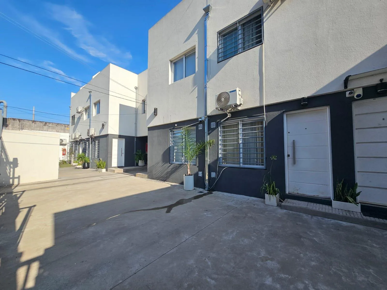 TRIPLEX DE 4 AMBIENTESA LA VENTA EN HAEDO NORTE CON PATIO Y TERRAZA foto 2