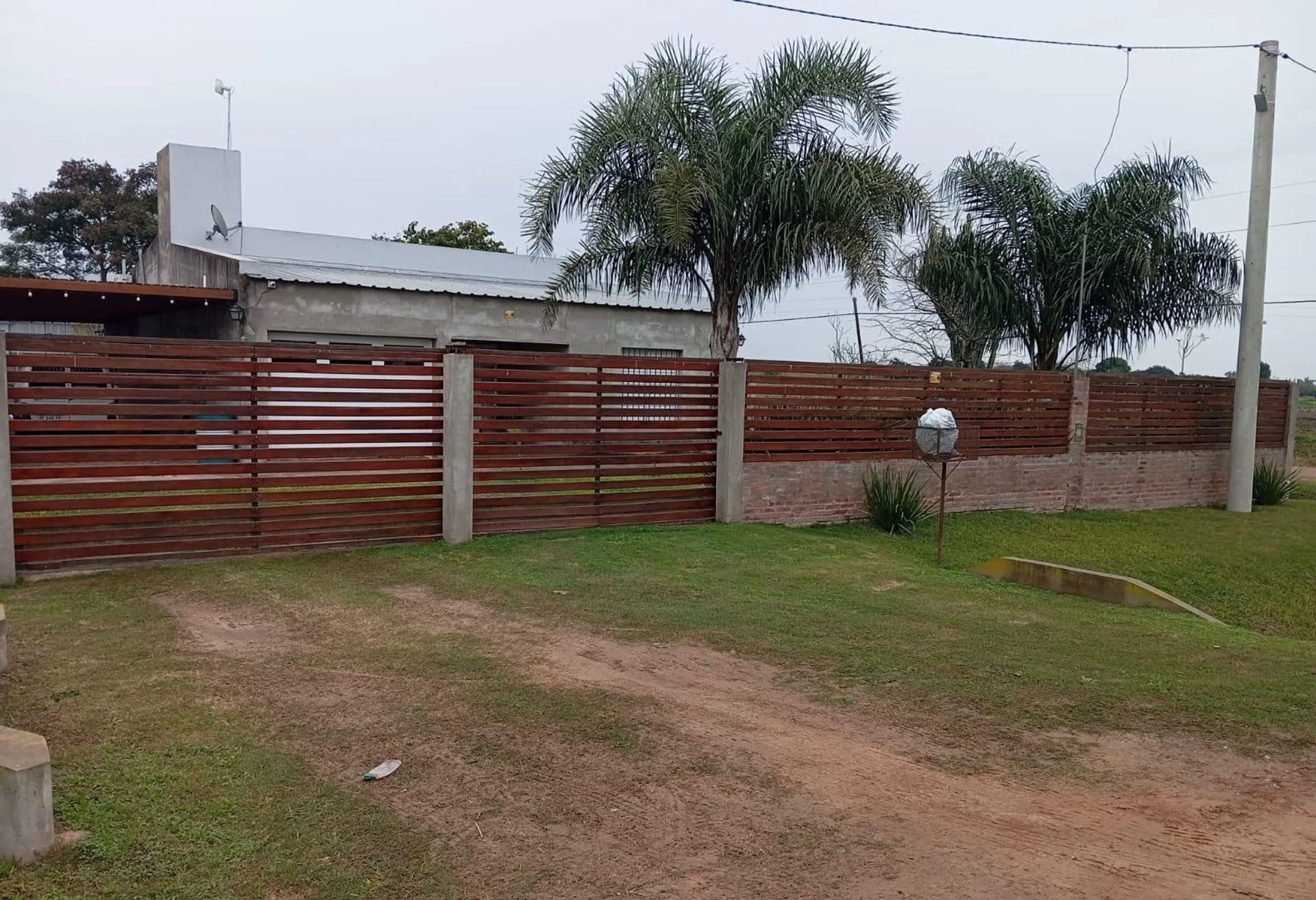 CASA 2 DORMITORIOS COCHERA Y PILETA SOBRE RUTA 5
