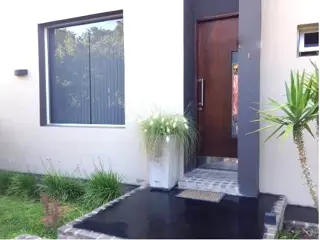 HERMOSO Y MODERNO CHALET DE ESTILO MINIMALISTA EN EXCLUSIVO BARRIO DE CARLOS PAZ . PISCINA – COCHERA – QUINCHO Y EQUIPAMIENTO FULL !! foto 1