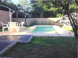 HERMOSO Y MODERNO CHALET DE ESTILO MINIMALISTA EN EXCLUSIVO BARRIO DE CARLOS PAZ . PISCINA – COCHERA – QUINCHO Y EQUIPAMIENTO FULL !! foto 2