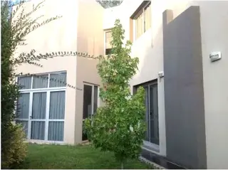 HERMOSO Y MODERNO CHALET DE ESTILO MINIMALISTA EN EXCLUSIVO BARRIO DE CARLOS PAZ . PISCINA – COCHERA – QUINCHO Y EQUIPAMIENTO FULL !! foto 3