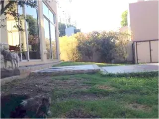 HERMOSO Y MODERNO CHALET DE ESTILO MINIMALISTA EN EXCLUSIVO BARRIO DE CARLOS PAZ . PISCINA – COCHERA – QUINCHO Y EQUIPAMIENTO FULL !! foto 4