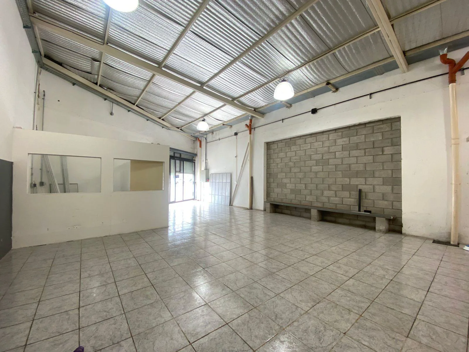 Local comercial en alquiler - Coghlan foto 3