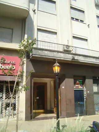OFICINA FRENTE EN EXCELENTE UBICACIÓN A METROS DE AVENIDA BELGRANO. PLENO CENTRO. foto 2