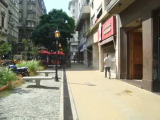 OFICINA FRENTE EN EXCELENTE UBICACIÓN A METROS DE AVENIDA BELGRANO. PLENO CENTRO. foto 3