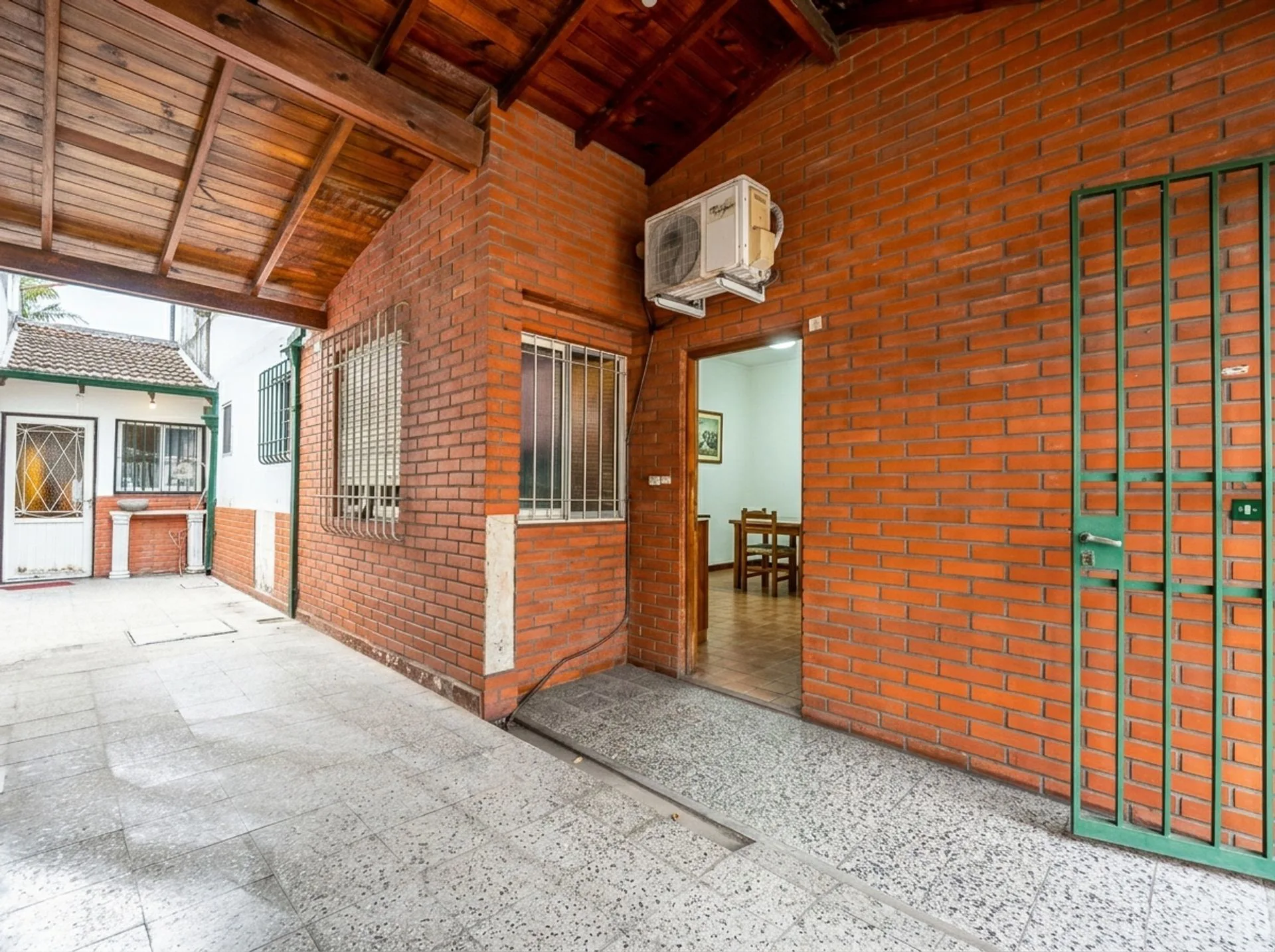 Venta casa 5 ambientes Apto crédito jardín pileta foto 2