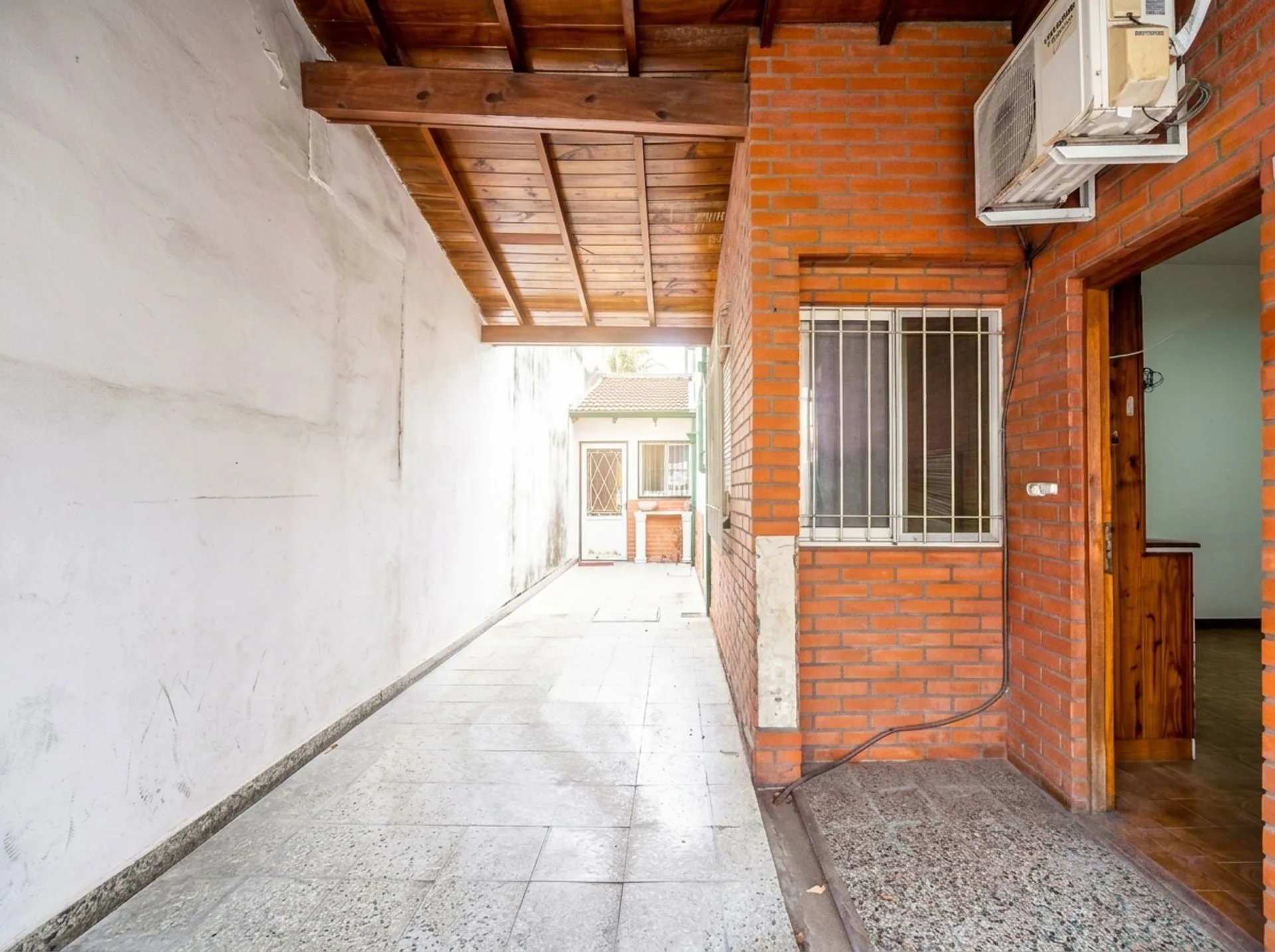 Venta casa 5 ambientes Apto crédito jardín pileta foto 4