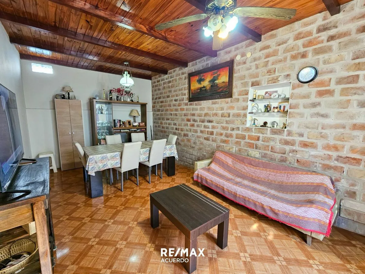 VENTA CASA LA EMILIA 2 HAB MAS DEPTO A REFACCIONAR foto 2