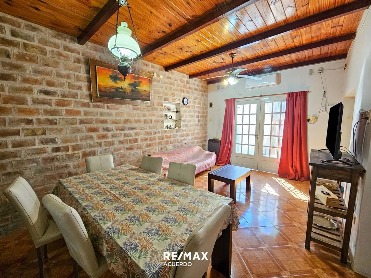 VENTA CASA LA EMILIA 2 HAB MAS DEPTO A REFACCIONAR foto 3