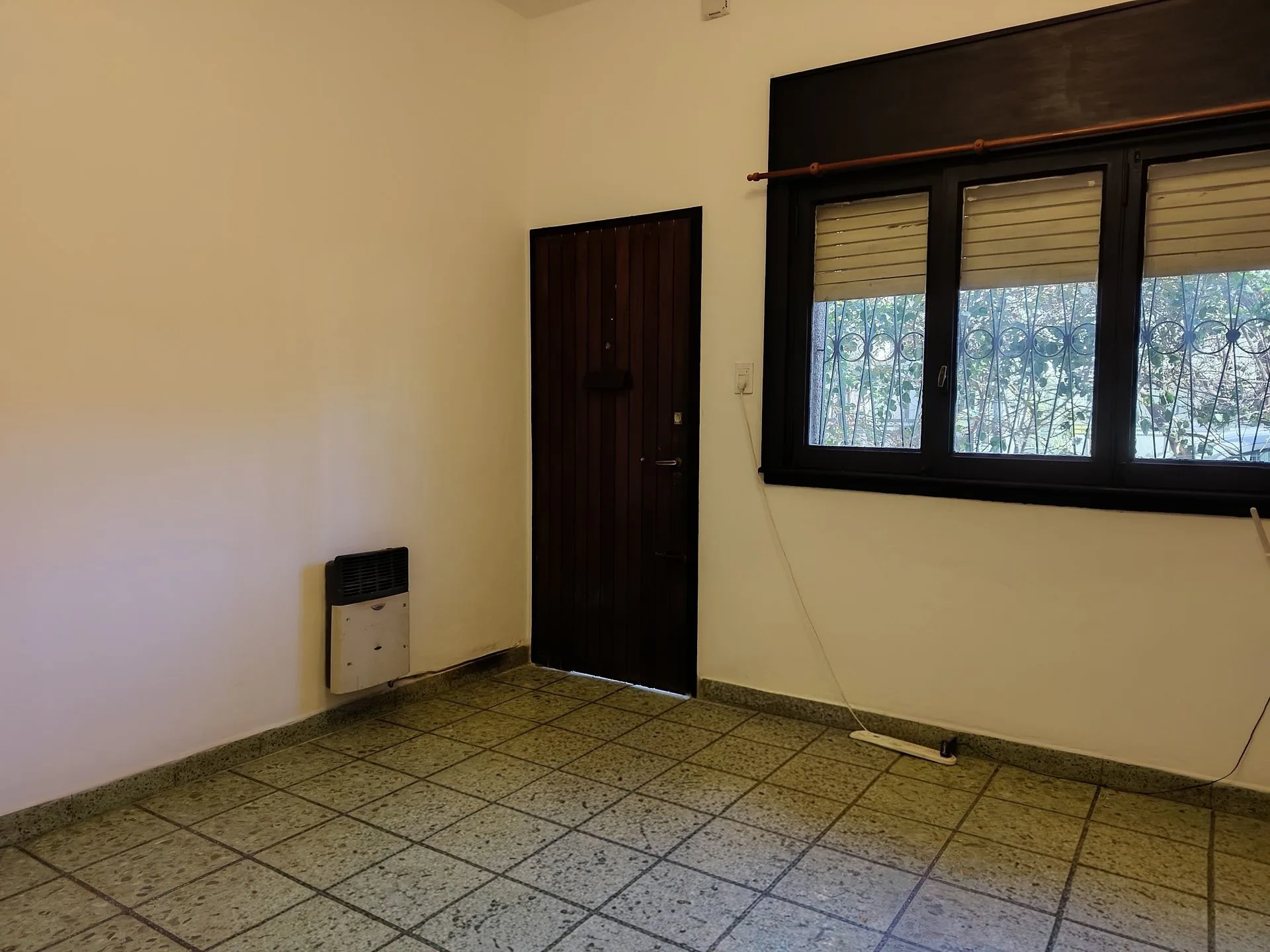 Venta PH 2 ambientes Munro cochera jardín foto 3