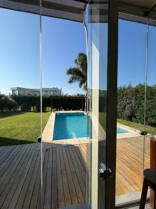 CASA VENTA UNA PLANTA - 4 DORMITORIOS- JARDÍN- PILETA- GALERIA CERRADA- ÁREA DEPORTIVA foto 4