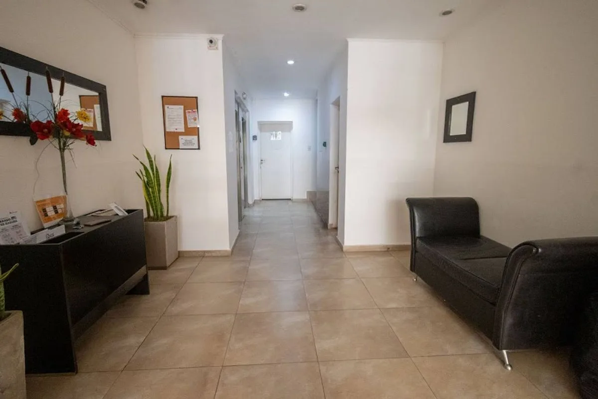 DPTO. LATINO EN VENTA 2 DORM Y COCHERA CERCA FIQ foto 2